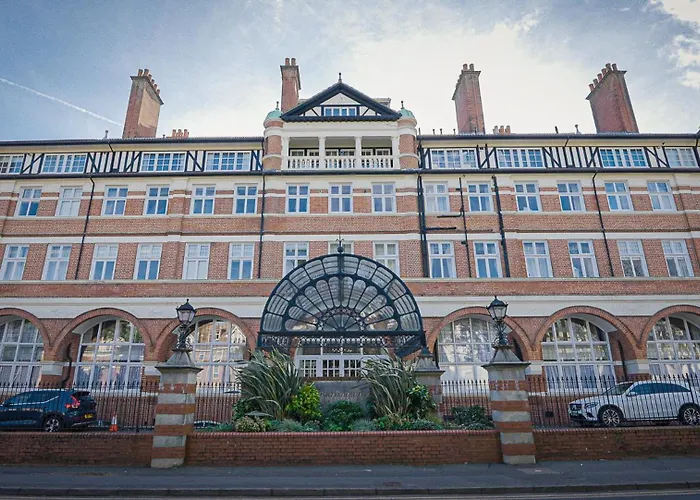 Burlington Mansions - Stunning Coastal Apartment
