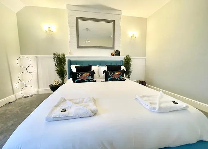 Coastline Retreats - Underwater Apartment - 2 Minutes From The Beach -Netflix