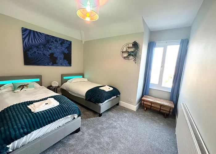 Coastline Retreats - Underwater Apartment - 2 Minutes From The Beach -Netflix